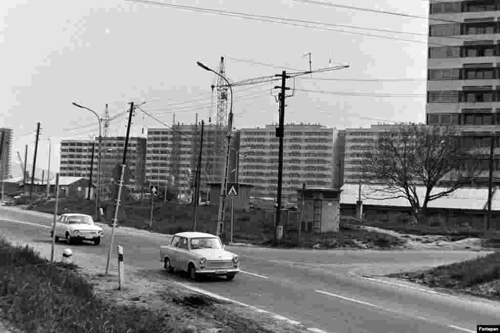 1975: Градежен комплекс до улицата Балатон. До 70-тите години на минатиот век, многу големи градежни проекти денес се сметаат за нарушување на урбаниот пејзаж на Будимпешта. &nbsp;