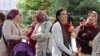 Soțiile profesorilor turci de la rețeaua de licee „Orizont” expulzați în septembrie 2018, protestând în fața Parlamentului de la Chișinău 