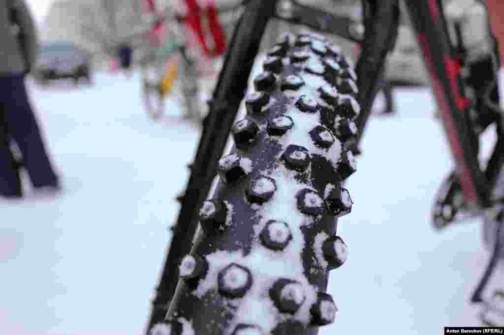 Главное в зимнем катании &ndash; установить специальные шипованные покрышки. Стоят они дороже многих автомобильных зимних колес. Так что некоторые приверженцы активного образа жизни просто вкручивают в летнюю резину обрезанные шурупы. Говорят, получается не хуже фирменного изделия. Больше никакой особенной подготовки к зиме велосипед не требует.