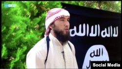На кадре из видео под названием «Послание народу Киргизии» лицо, предположительно, причастное к ИГ.