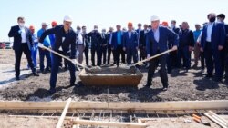Премьер-министры Узбекистана Абдулла Арипов (слева) и Казахстана Аскар Мамин позируют на месте закладки фундамента новых домов вместо разрушенных наводнением в районе Мырзакента, Туркестанская область.