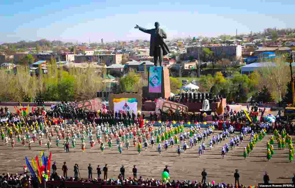 Торжества на центральной площади Оша.