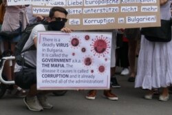 Плакат на протестите във Виена, в който авторът нарича правителството "смъртоносен вирус".