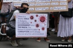 Плакат на протестите във Виена, в който авторът нарича правителството "смъртоносен вирус".
