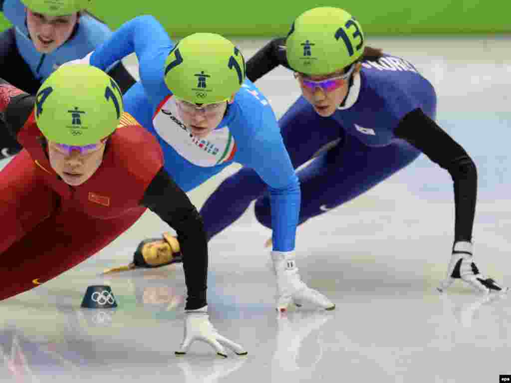 مسابقه اسکیت ۵۰۰ متری  زنان - Caption: epa02038959 China's Zhou Yang (L), Arianna Fontana (C) of Italy and Cho Ha-Ri of South Korea compete in the women's 500m quarter finals of the Short Track Speed Skating at the Vancouver 2010 Olympic Games, Vancouver, Canada, 17 February 2010. EPA/ANATOLY MALTSEV 
