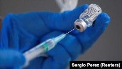 Madridi ápoló készíti elő a Pfizer és a BioNTech COVID-19 elleni oltásának második dózisát egy betegnek, 2021. február 4-én. 