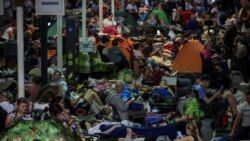 Кияни ховаються у метро під час повітряної атаки Росії. 2 липня 2026 року 