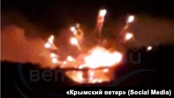 Скриншот с видео, на котором запечатлен вероятный удар по мосту в районе Раздольного в Крыму, 18 июня 2026 года