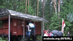 Пад час беларускай пілігрымкі ў Катынь у 2011 годзе. 