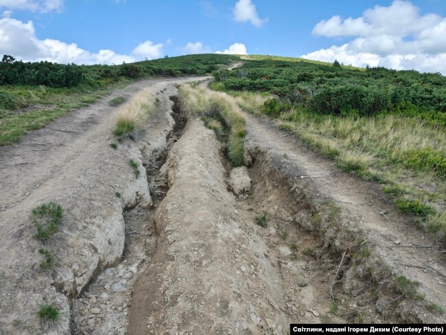 Джипінг і вода руйнують гору Петрос
