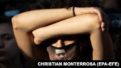 Djevojka nosi masku na licu s likom Georgea Floyda u Los Angelesu, Kalifornija (19. lipnja 2020.)