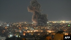 Дым ідзе зь месца ізраільскага авіяўдару па офісе тэлеканалу «Аль-Манар», зьвязанага з «Хэзбалой», у паўднёвым прадмесьці Бэйруту Харэт-Хрэйк 3 сакавіка 2026 году