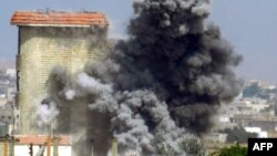 Սիրիա - Ալ-Հուլա բնակավայրի շենքերից մեկի ռմբակոծությունից հետո ծուխ է բարձրանում, հունիս, 2013թ․