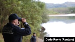 Granična policija na Drini u blizini graničnog prelaza Zvornik, arhivska fotografija