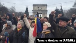 Simpatizanţii Platformei "DA" continuă protestele