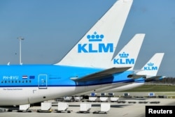 Companii precum KLM încearcă să reducă din zborurile pe distanță scurtă oferind pasagerilor alternativa de a călători cu trenul până la baza lor de pe aeroportul Schiphol, în loc să ia o cursă de conexiune.