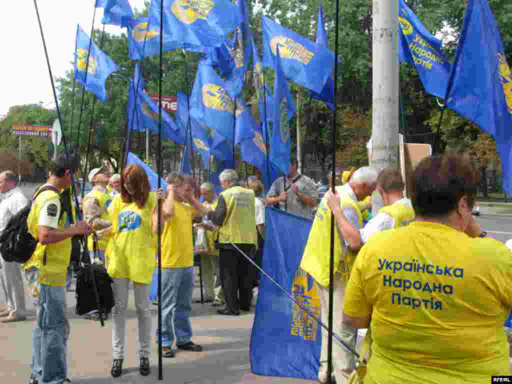 Українська народна партія організувала пікет під посольством Російської Федерації у Києві - Учасники пікету розпочинають акцію під посольством Російської Федерації у Києві 13 серпня.