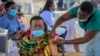 Koronavírus ellen oltanak be egy nőt Kampalában, az afrikai Ugandában 2021. május 31-én