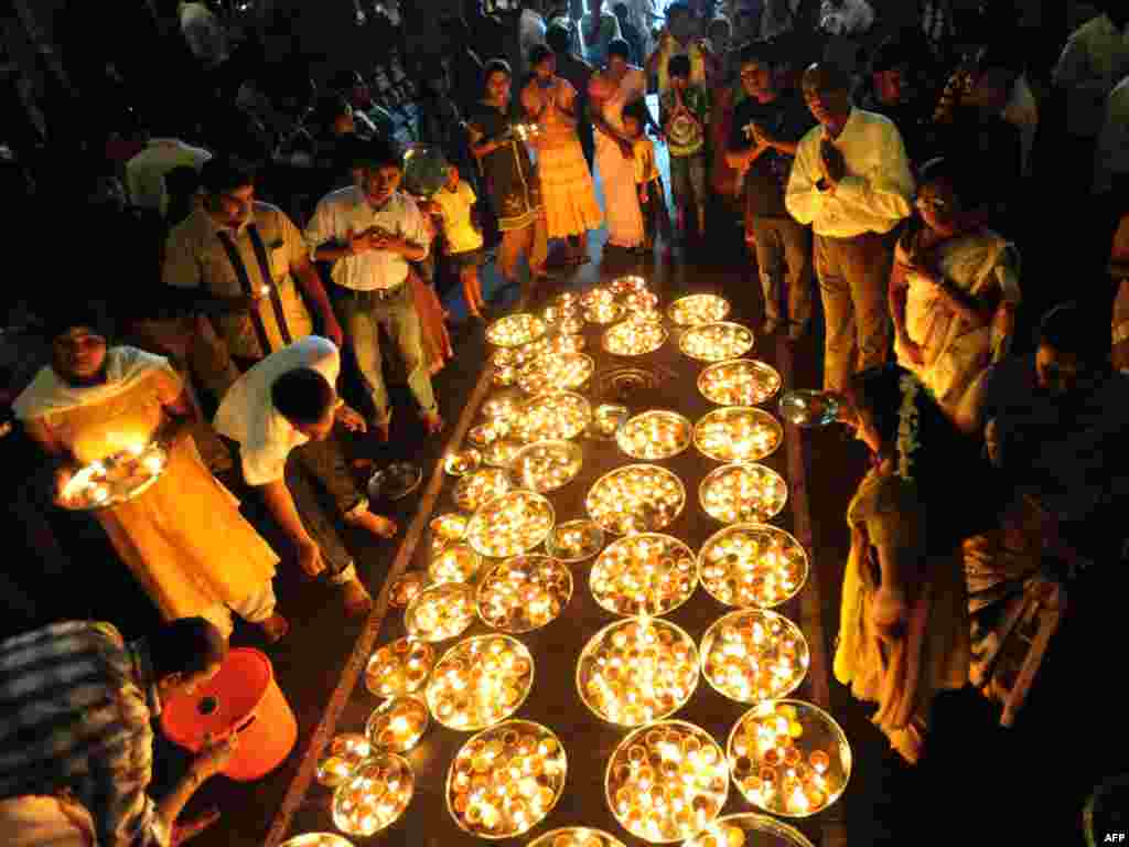 Жыхары Шры Ланкі сьвяткуюць традыцыйны тамільскі Новы Год, які прыпадае на 14 красавіка.