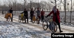 Жительницы Колгонсира ежедневно ездят на велосипедах за питьевой водой из-за отсутствия водоснабжения в селе