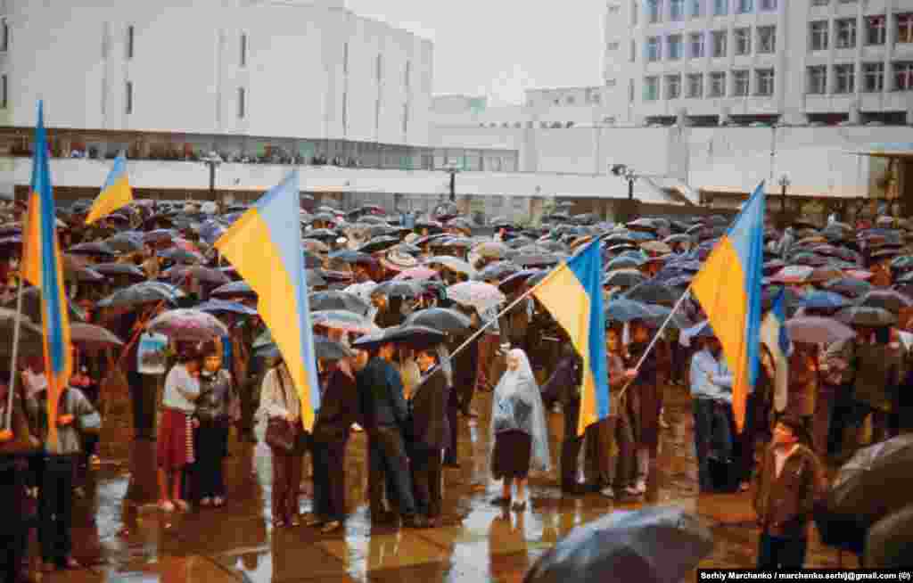 І в дощ люди залишалися біля будівлі, де проходив установчий з&#39;їзд НРУ, слухаючи голосову трансляцію