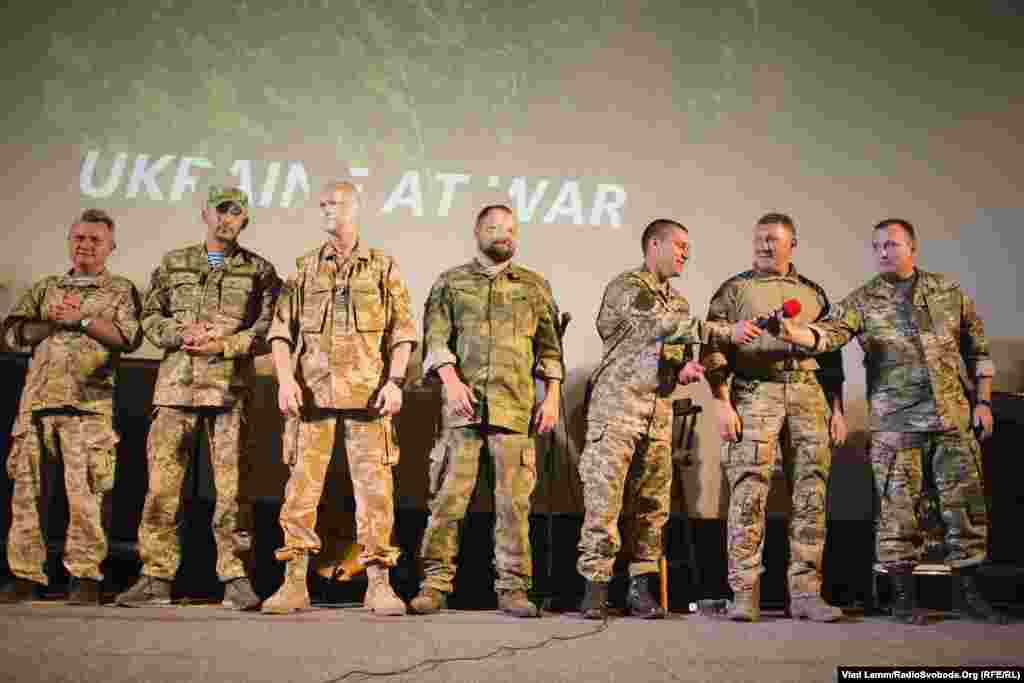 Бійці, які брали участь у боях за Донецький аеропорт, діляться своїми враженнями від роману