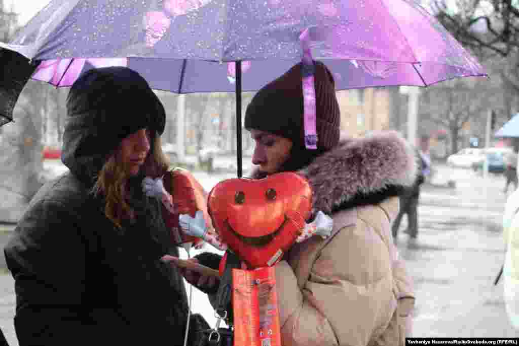 Олександра та Віра вже майже два роки чекають – перша нареченого, він у полоні Росії, друга чоловіка, який зник безвісти