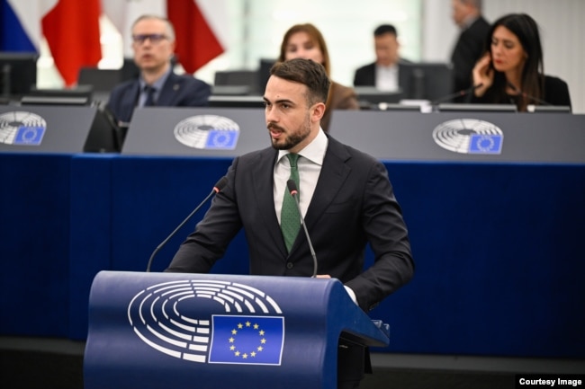 Дебати в Європарламенті про «забезпечення відповідальності та правосуддя у відповідь на постійні напади Росії на цивільне населення в Україні». Виступає французький євродепутат П'єр-Ромен Тіонне. Страсбург, Франція, 28 квітня 2026 року