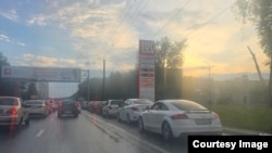 Навбатпойии мошинҳо дар Челябинск барои дарёфти сӯзишворӣ.