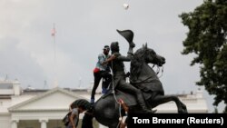 Попытка сноса памятника Эндрю Джексону. Вашингтон, 22 июня 2020 года.
