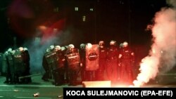 Сблъсък между полиция и протестиращи на площада пред парламента в Белград