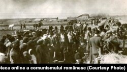 Ţărani muncitori într-o comună împreună cu comisia de reformă agrară împărţind moşia unui moşier (martie 1945) Fototeca online a comunismului românesc cota:6/1945