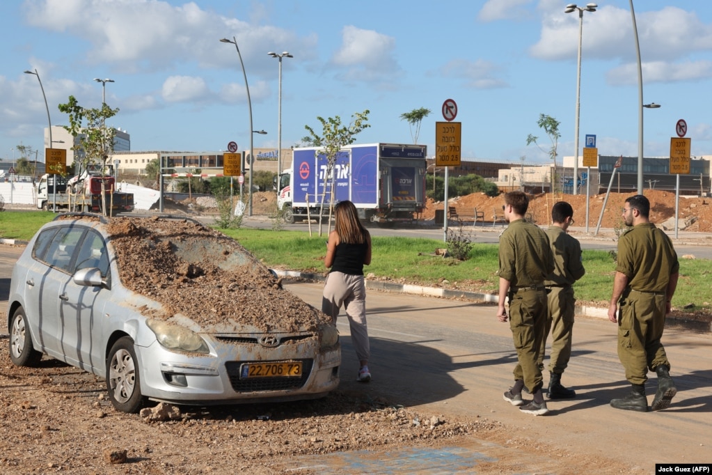 Një veturë e mbuluar me dheun që është përhapur nga fuqia e përplasjes së një rakete në Tel Aviv. Fotoja është bërë mëngjesin e 2 tetorit pasi Irani nisi një breshëri raketash mbi Izraelin një ditë më parë.