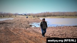 Житель села Приречное Манарбек Боганулы идет по переправе через реку Селета. Акмолинская область, 20 апреля 2021 года.