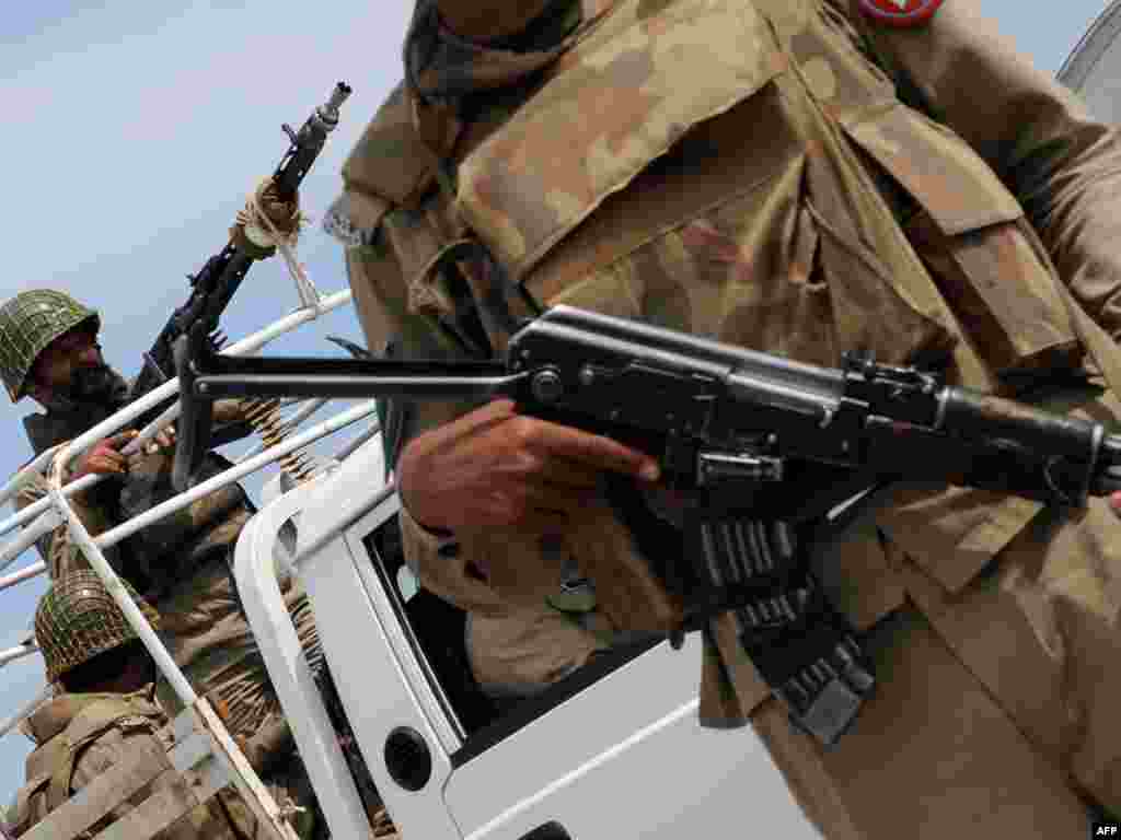 Pakistan - Policija na ulicama - U glavnom gradu Pakistana, Islamabadu, dodatne snage policije su u stanju pripravnosti ispred predsjedničke palače. Pakistan je pojačao sigurnosne mjere radi posljednjih prijetnji terorista.