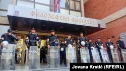 Полиција на влезот на Филозофскиот факултет во Нови Сад, 26 август 2025 година.
