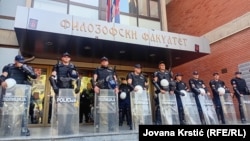 Policija na ulazu u Filozofski fakultet u Novom Sadu, 26. avgust 2025.