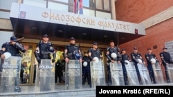 Policija na ulazu u Filozofski fakultet u Novom Sadu, 27. avgust 2025.