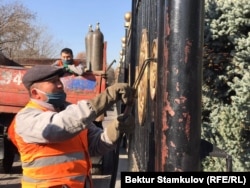 Демонтаж забора вокруг здания Жогорку Кенеша.