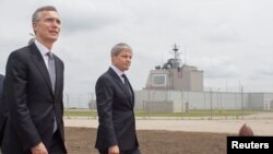 Secretarul general NATO Jens Stoltenberg și premierul român Dacian Ciolos la Deveselu, 12 mai 2016 