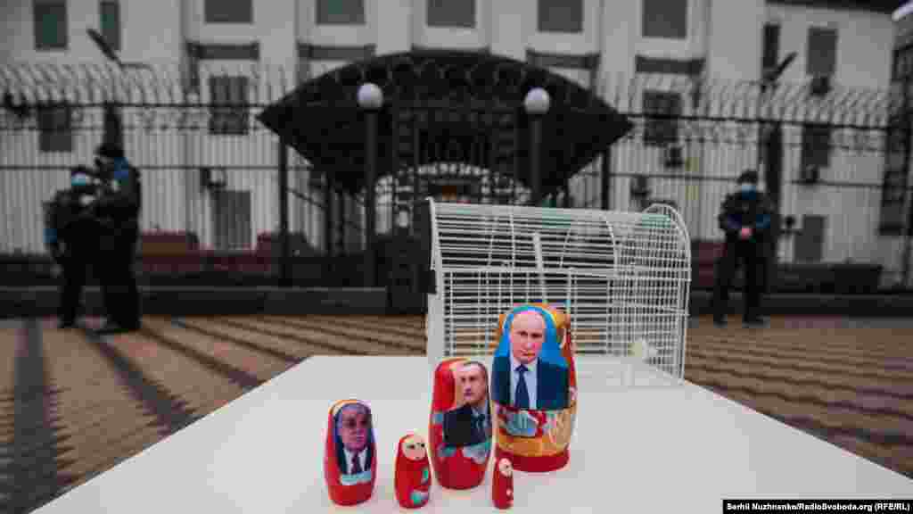 Rusiye prezidenti Vladimir Putinniñ, Qırımnıñ Rusiye başı Sergey Aksönovnıñ ve Rusiye alıp barıcısı Dmitriy Kisilevnıñ resmilerinen matröşkalar 