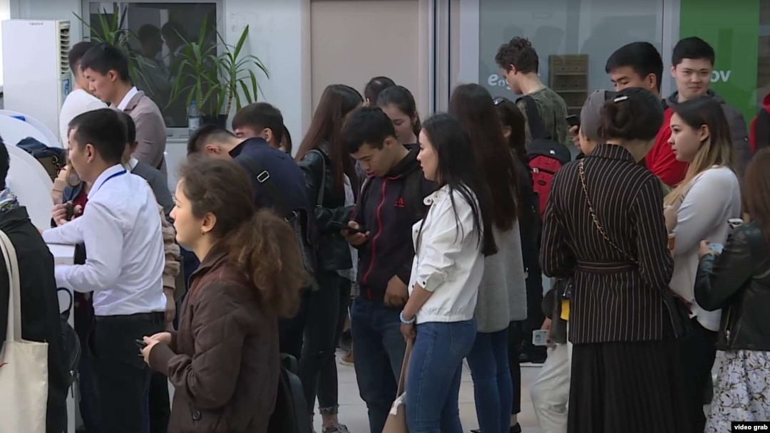 Фильмдегі мүлде жалаңаш Вера Алентованың суреті