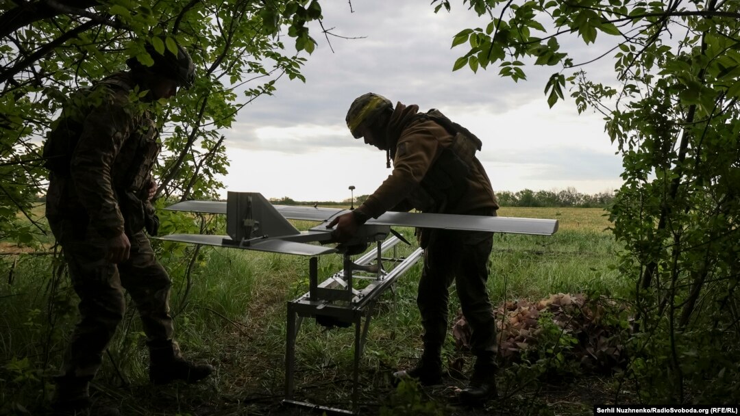 La începutul acestui an, oficialii ucraineni au anunțat o nouă inițiativă, „Linia dronelor”, care vizează restructurarea unor unități militare și prioritizarea tacticii dronelor pe câmpul de luptă. 