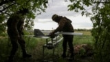 La începutul acestui an, oficialii ucraineni au anunțat o nouă inițiativă, „Linia dronelor”, care vizează restructurarea unor unități militare și prioritizarea tacticii dronelor pe câmpul de luptă. 