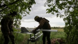 Украінскі баец з дронам каля гораду Купянску Харкаўскай вобласьці. Травень 2025 году