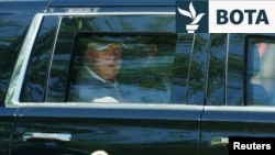 Presidenti i SHBA-së, Donald Trump, shikon nga dritarja e limuzinës së tij teksa largohet nga Shtëpia e Bardhë për në klubin e tij të golfit në Virxhinia më 30 maj.