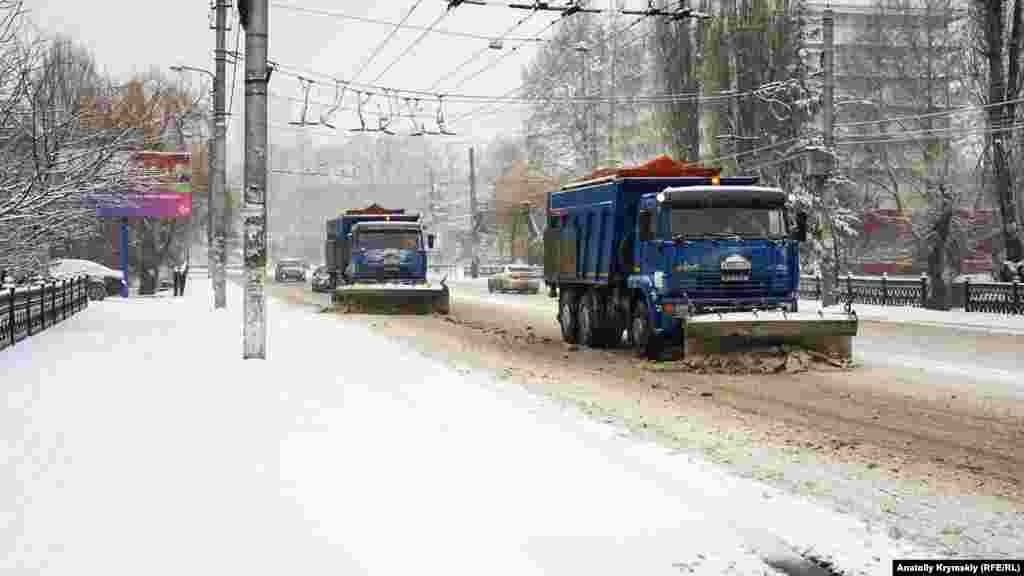 7 января в Симферополе &ndash;&nbsp; к уборке проезжей части и тротуаров приступили дворники и снегоуборочная техника