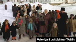 Николай Стремский жана анын жубайы Галина асырап алган балдары менен бирге. 