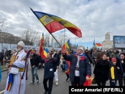 Imagine de la protestul care avut loc pe 10 ianuarie în fața Palatului Parlamentului din București, la care au participat susținătorii lui Călin Georgescu