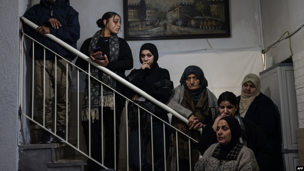 بستگان یک نوجوان فلسطینی که در یورش نیروهای اسرائیلی به اردوگاهی در کرانه باختری اشغالی کشته شد، ۸ فروردین
